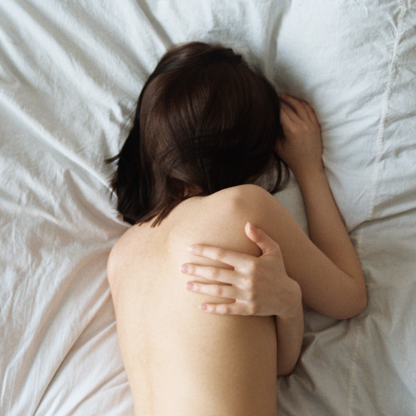 5 Surprising Benefits of Sleeping Naked image